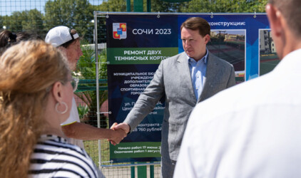 Глава Сочи Алексей Копайгородский проверил ход реконструкции теннисных кортов спортшколы Центрального района