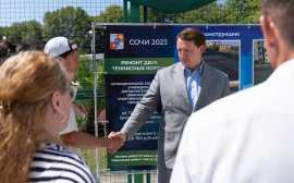 Глава Сочи Алексей Копайгородский проверил ход реконструкции теннисных кортов спортшколы Центрального района