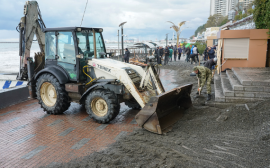 В Сочи начали приводить в порядок пляжи и набережные после шторма