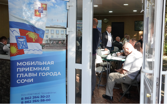 Специалисты мобильной приемной главы Сочи ответили на вопросы жителей Хостинского района