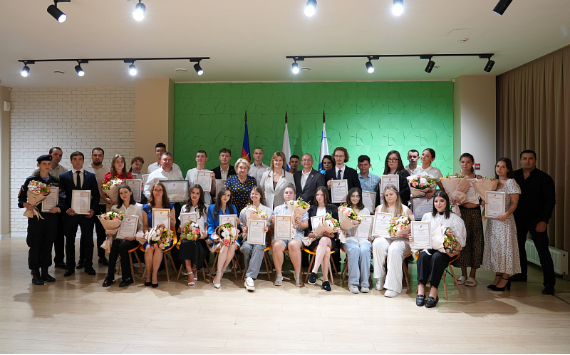 В Сочи в преддверии Дня молодежи РФ наградили самых активных представителей молодежных объединений